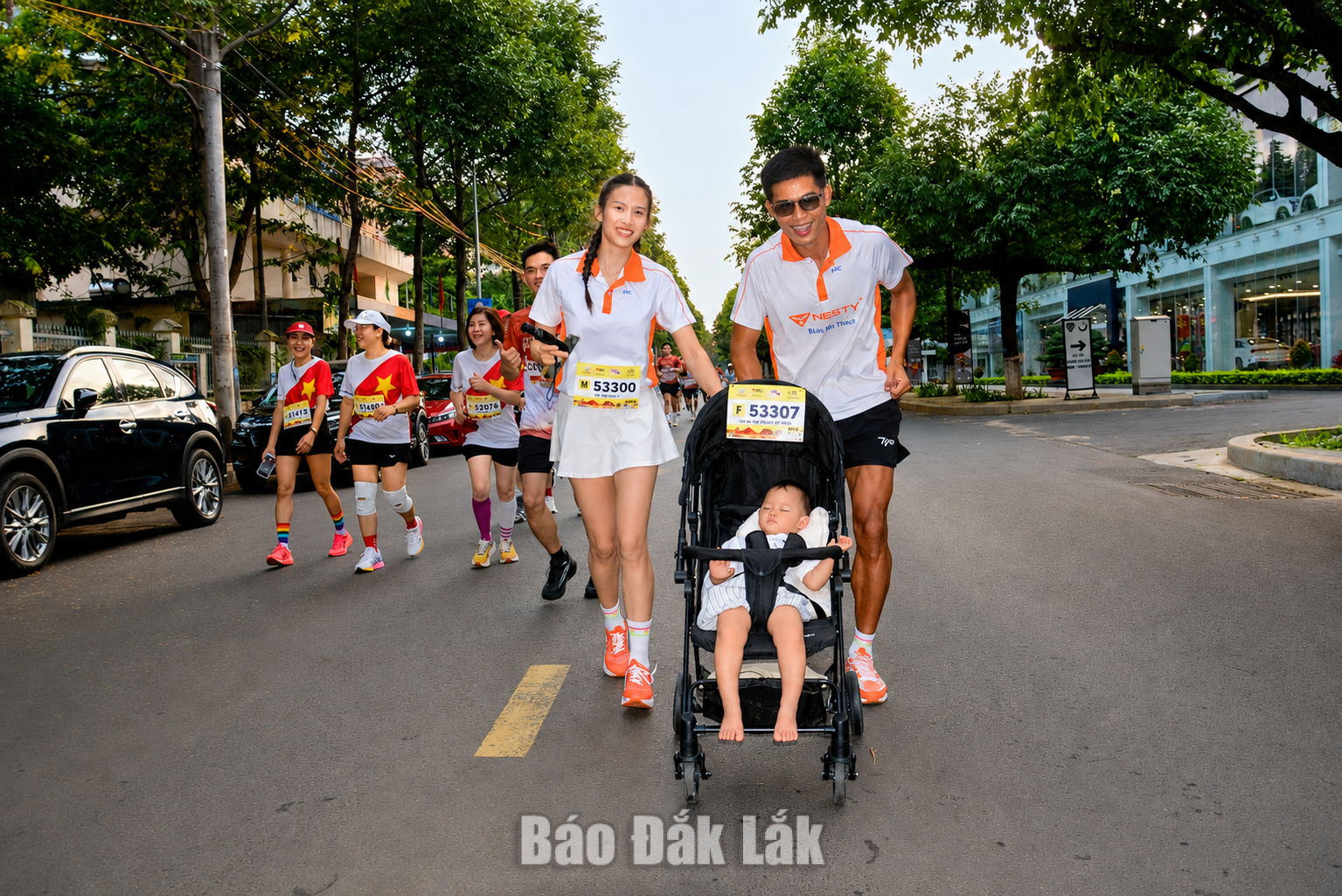 Sôi nổi Giải chạy Buôn Ma Thuột Robusta Half Marathon VTV8 2026 3 Một gia đình cùng chạy hưởng ứng giải.