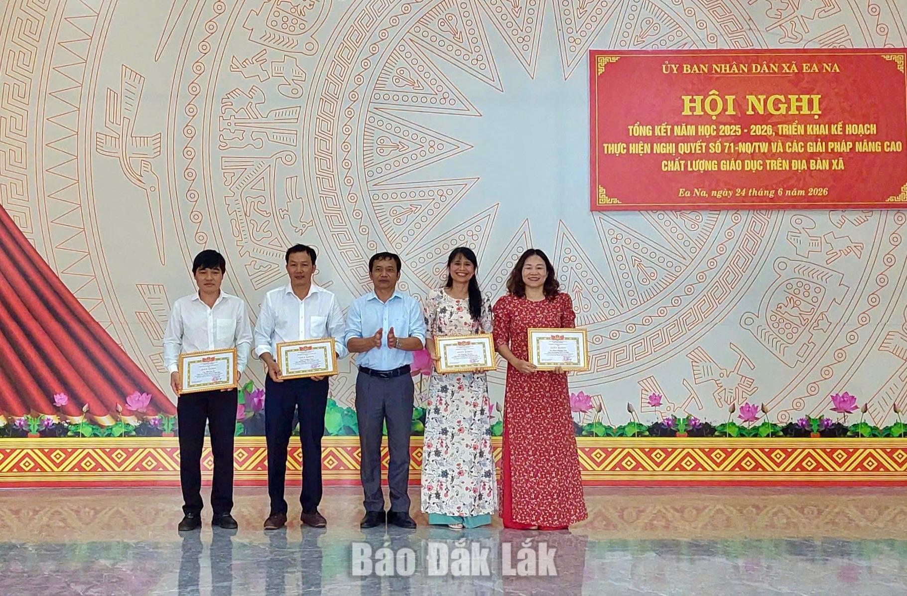 Các cá nhân xuất sắc nhận giấy khen của UBND xã Ea Na.