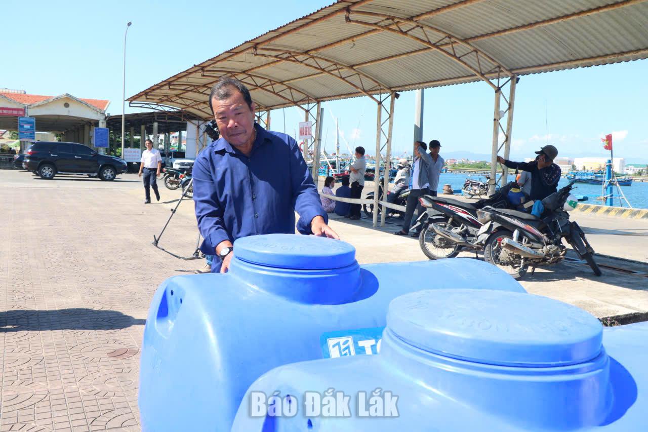 Ngư dân Đặng Nhu (phường Tuy Hòa) xúc động và vui mừng khi được tặng bồn chứa nước ngọt. Ảnh: T.Hương