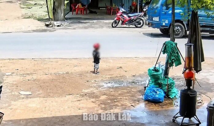 Bé trai 3 tuổi băng qua đường bị xe tải tông tử vong