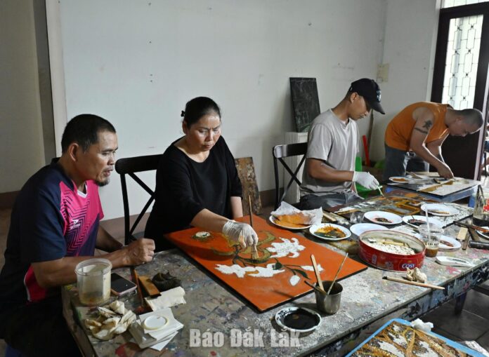 “Chạm” vào nghệ thuật sơn mài “Chạm” vào nghệ thuật sơn mài