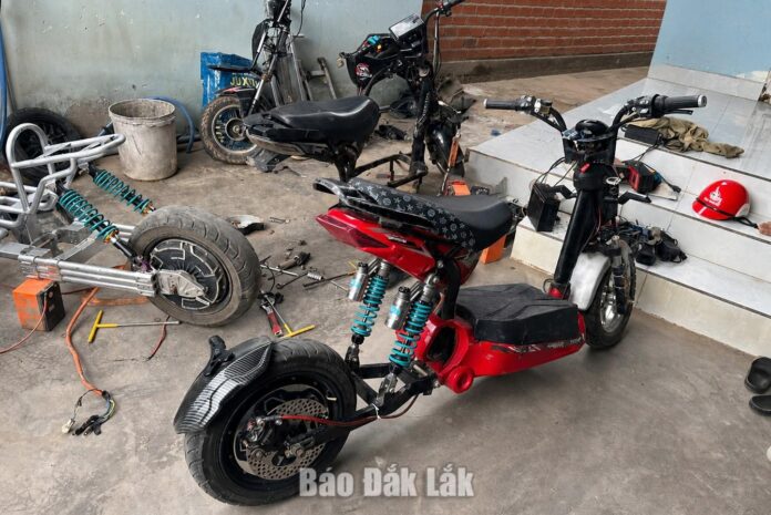 Công an xã Đắk Liêng ngăn chặn kịp thời 2 học sinh “độ chế” xe đạp điện
