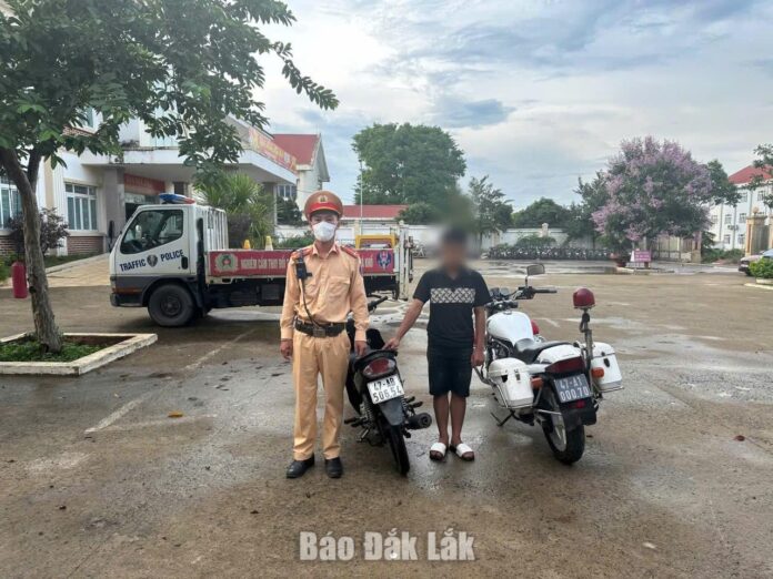 Đắk Lắk: Cảnh sát giao thông hỗ trợ phụ huynh Đắk Lắk: Cảnh sát giao thông hỗ trợ phụ huynh tìm lại xe bị mất khi đưa con đi thi