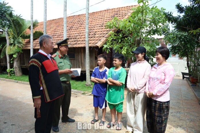 Già làng bền bỉ góp sức giữ bình yên buôn làng
