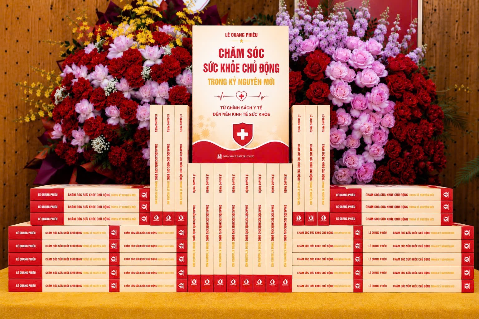 Ra mắt cuốn sách “Chăm sóc sức khỏe chủ động trong kỷ nguyên mới” của tác giả Lê Quang Phiêu 2 IMG 3877