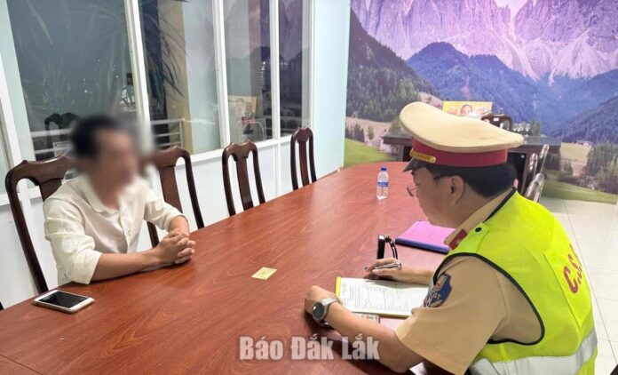 Lập biên bản xử phạt hành chính nam thanh niên lạng lách, đánh võng trên Quốc lộ 14