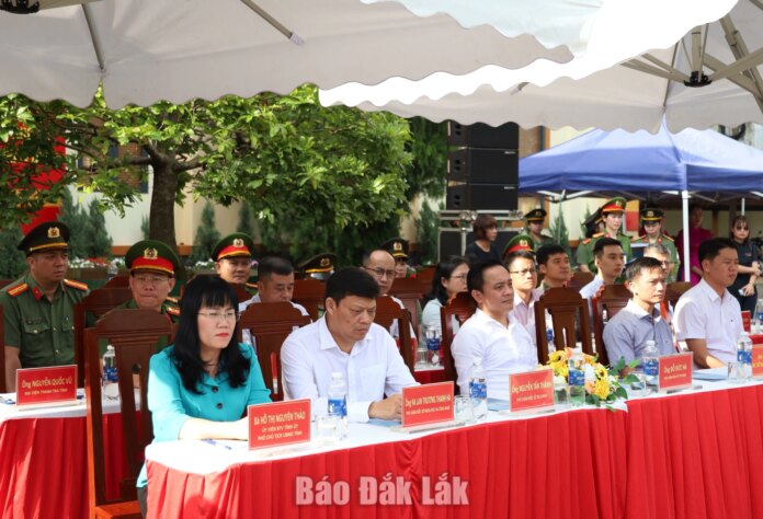 Ra quân hỗ trợ người dân kích hoạt VNeID, thực hiện Đề án 06