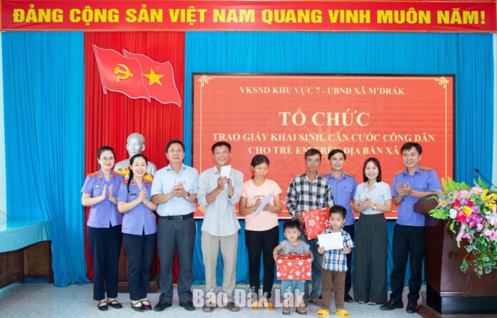 Trao giấy khai sinh, thẻ căn cước cho trẻ có Trao giấy khai sinh, thẻ căn cước cho trẻ có hoàn cảnh đặc biệt khó khăn