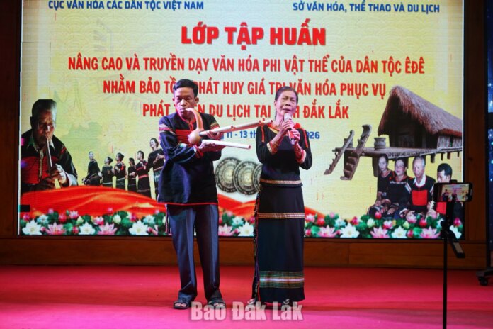Truyền dạy văn hóa phi vật thể của dân tộc Truyền dạy văn hóa phi vật thể của dân tộc Êđê