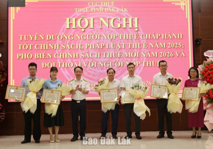 Tuyên dương 50 người nộp thuế tiêu biểu Tuyên dương 50 người nộp thuế tiêu biểu