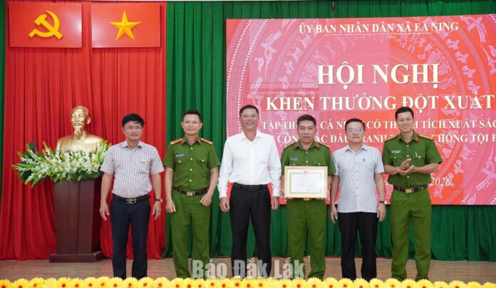 Xã Ea Ning: Khen thưởng đột xuất tập thể, cá nhân đấu tranh, phòng chống tội phạm