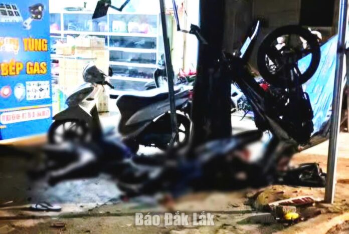 Xe máy mất lái tông vào gốc cây: Nam thiếu Xe máy mất lái tông vào gốc cây: Nam thiếu niên tử vong tại chỗ
