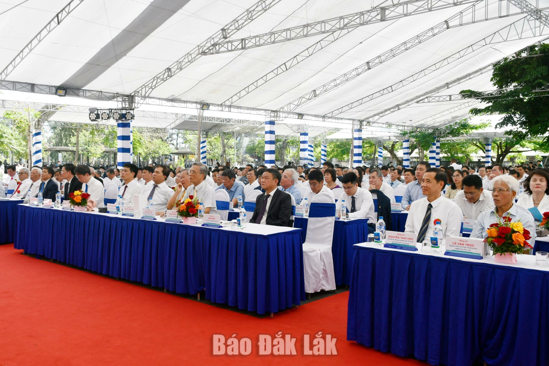 Các đại biểu tham dự buổi lễ.