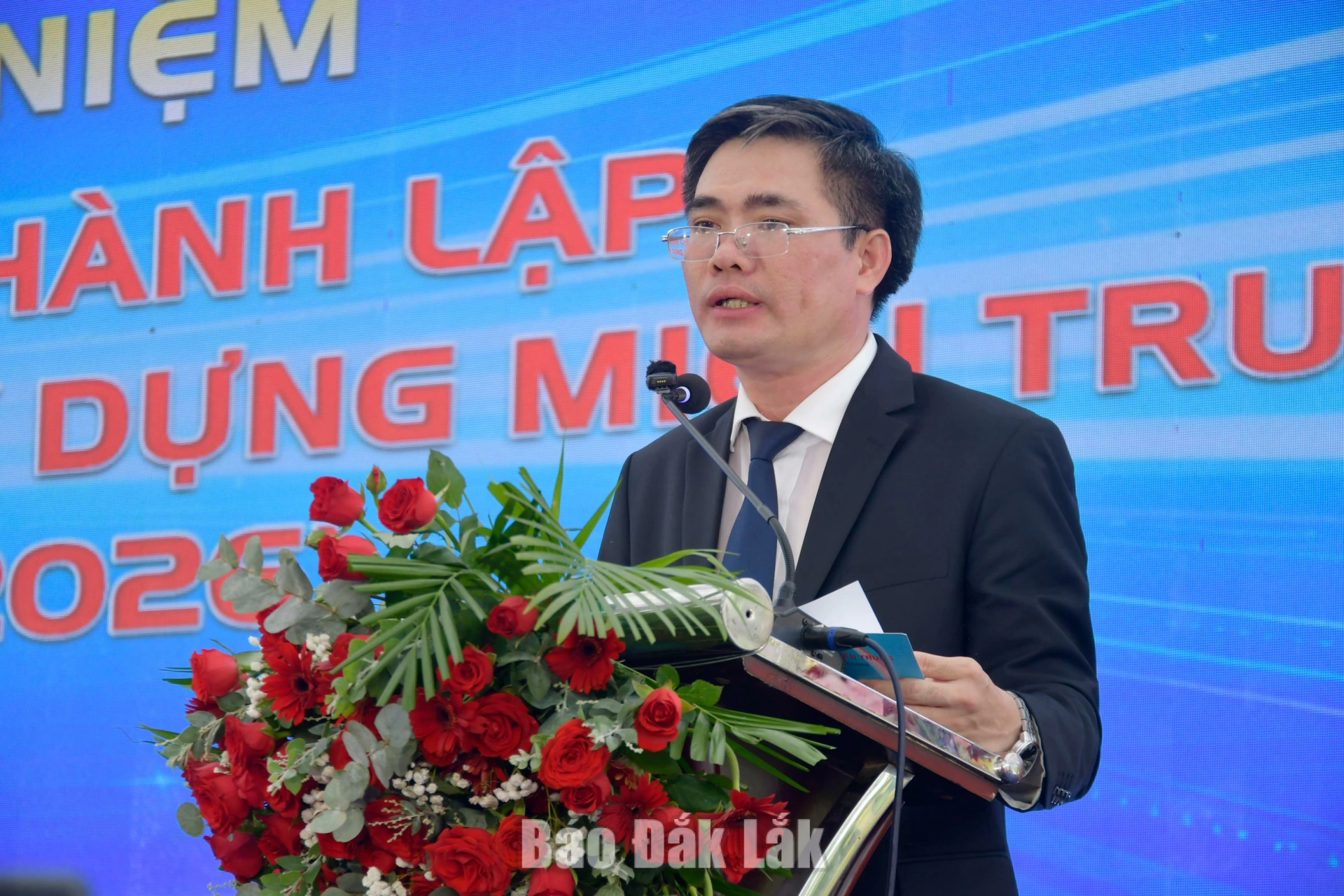 TS. Phan Văn Huệ, Hiệu trưởng Trường Đại học Xây dựng Miền Trung trình bày diễn văn kỷ niệm 50 năm thành lập trường.