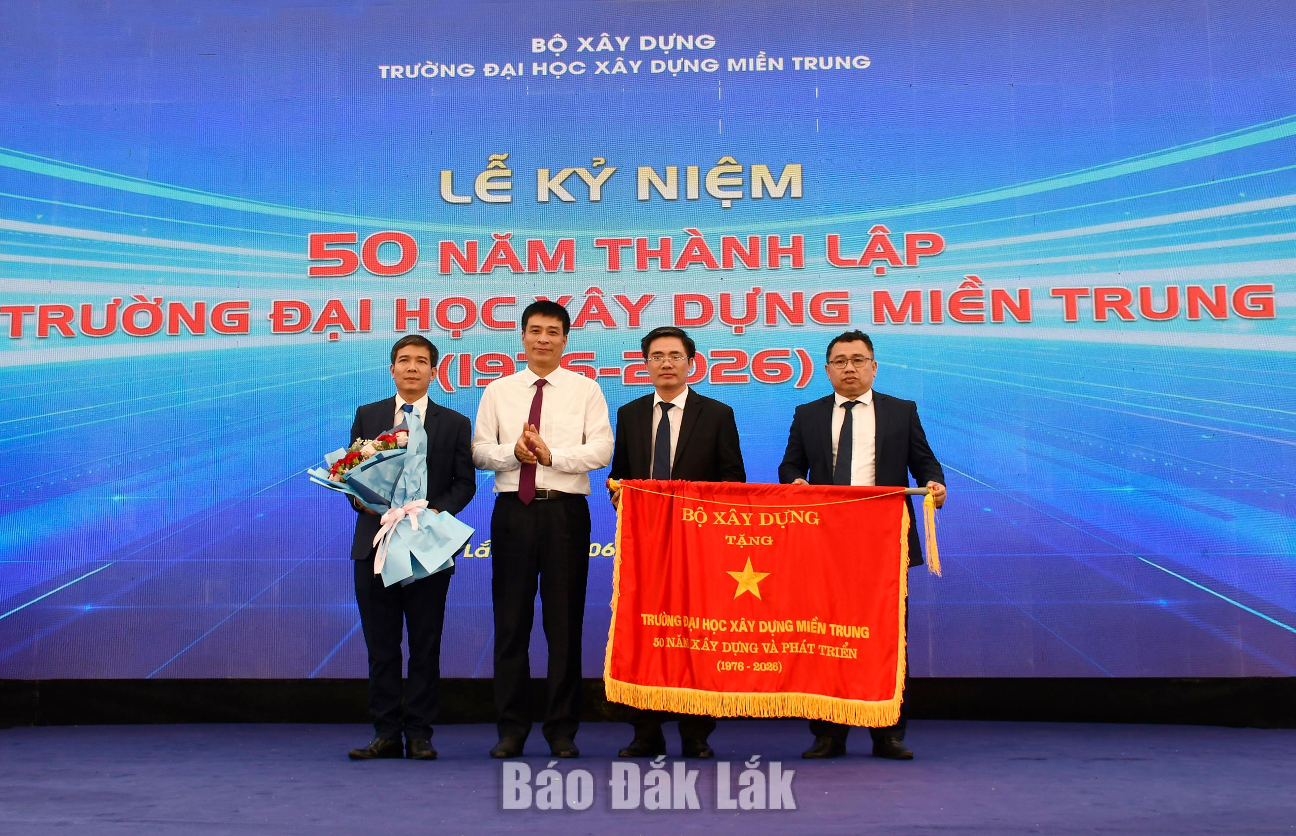 Lãnh đạo Bộ Xây dựng tặng bức trướng chúc mừng Trường Đại học Xây dựng Miền Trung nhân kỷ niệm 50 năm thành lập.