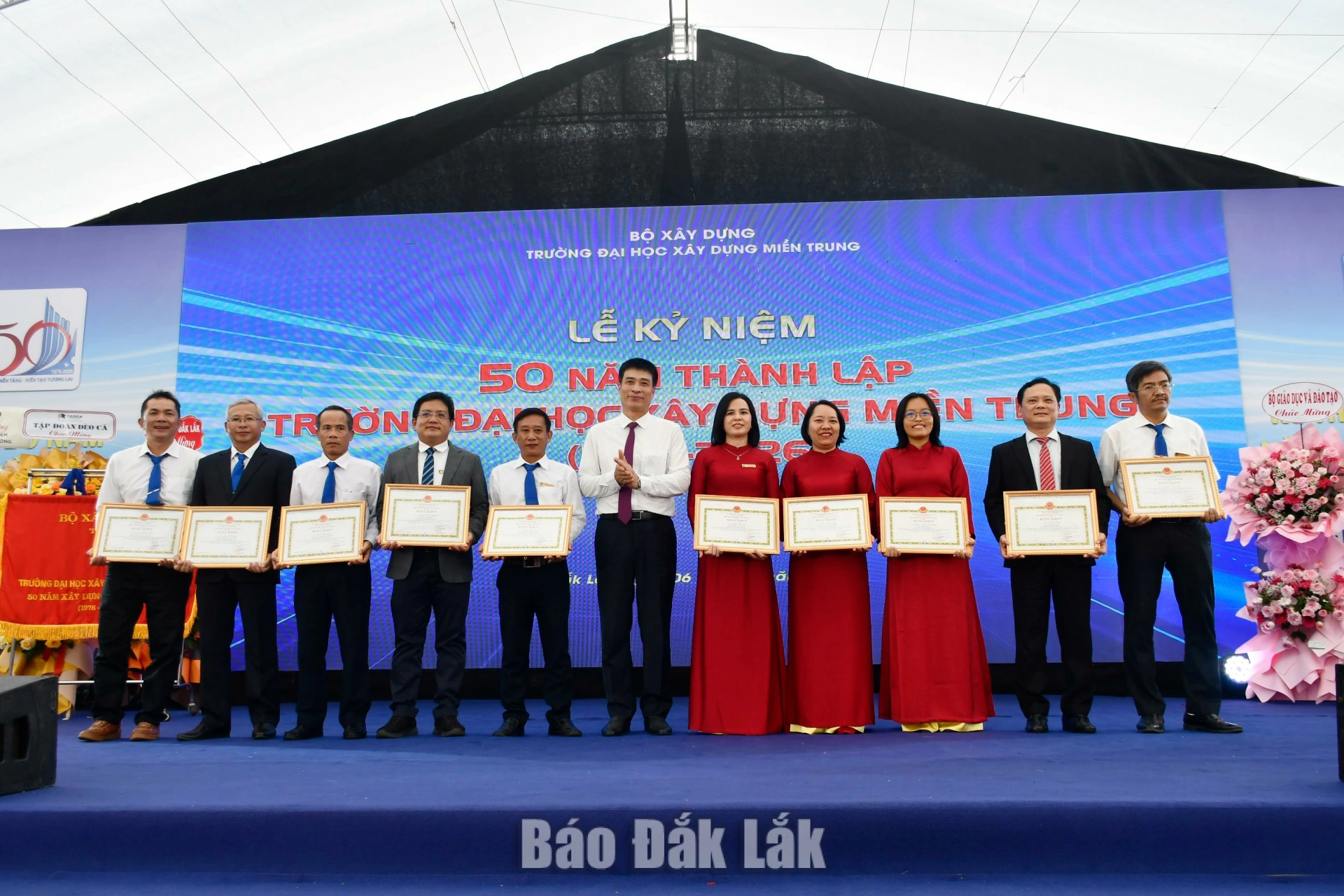 Lãnh đạo Bộ Xây dựng trao bằng khen cho các cá nhân có thành tích xuất sắc.