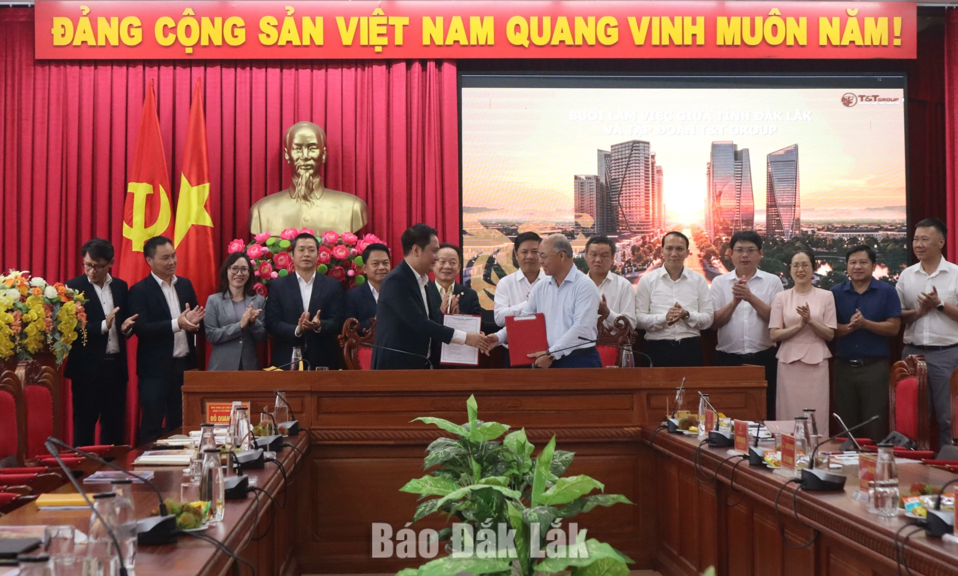 Lãnh đạo tỉnh Đắk Lắk và Tập đoàn T&T thực hiện nghi thức ký kết biên bản ghi nhớ hợp tác đầu tư.