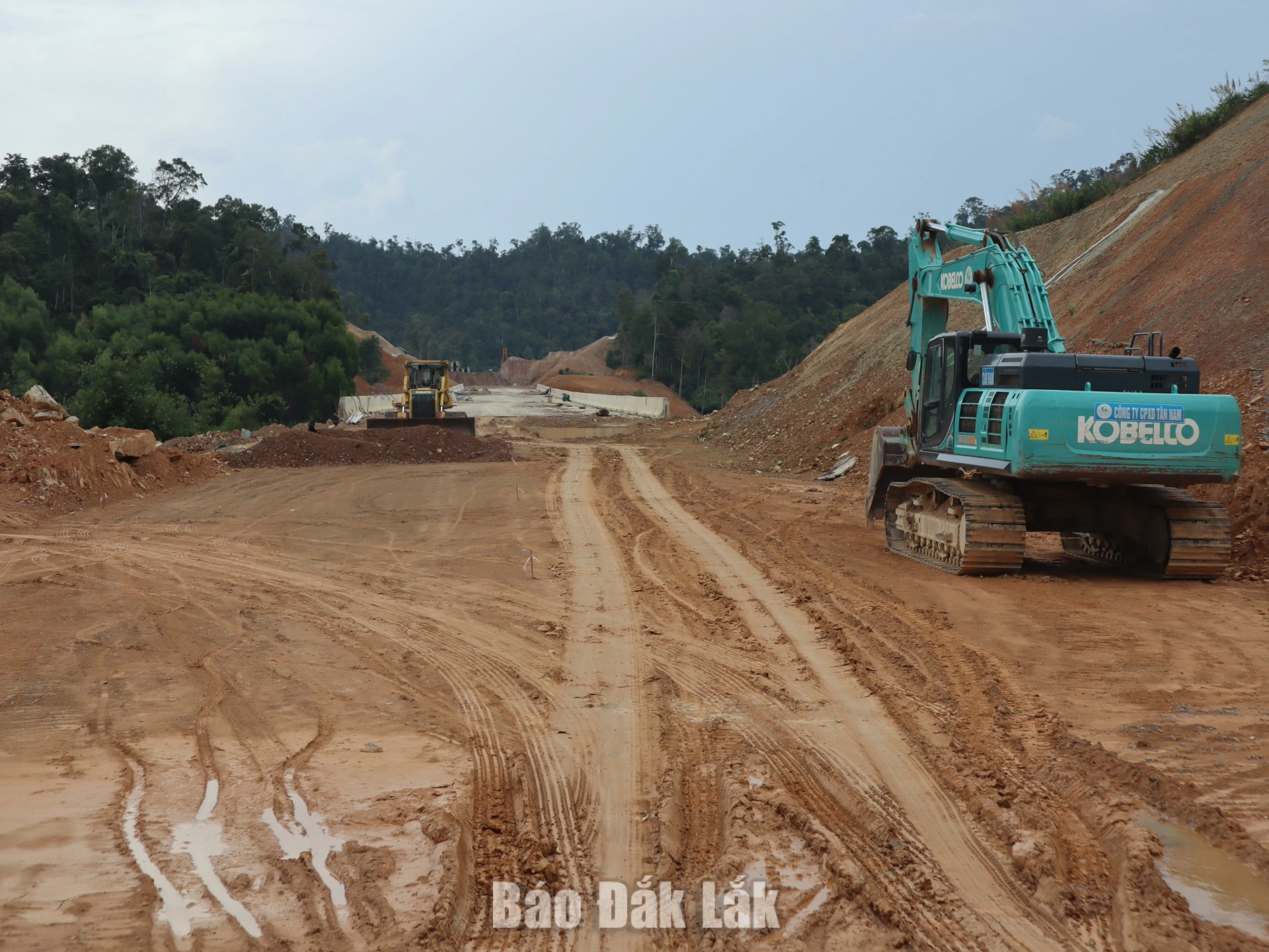 Lập lại tiến độ thông xe kỹ thuật cao tốc Khánh Hòa - Buôn Ma Thuột dịp 2/9 1 Thi công Dự án thành phần 2 cao tốc Khánh Hòa - Buôn Ma Thuột đoạn qua địa phận tỉnh Đắk Lắk.