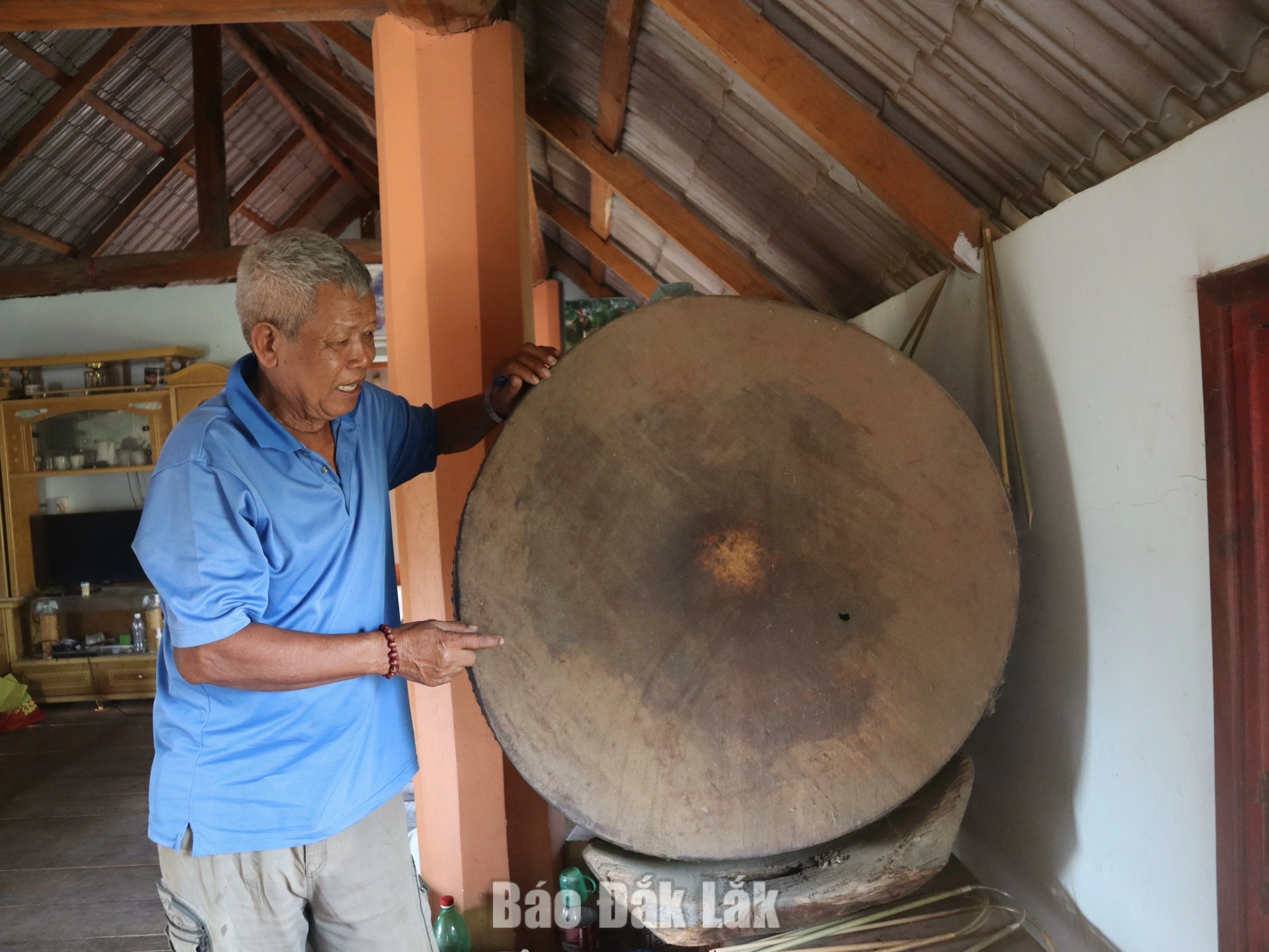 Chiếc trống da trâu được gia đình già Y Wé Ênuôl ở buôn M’liêng, xã Đắk Liêng gìn giữ qua nhiều thế hệ.