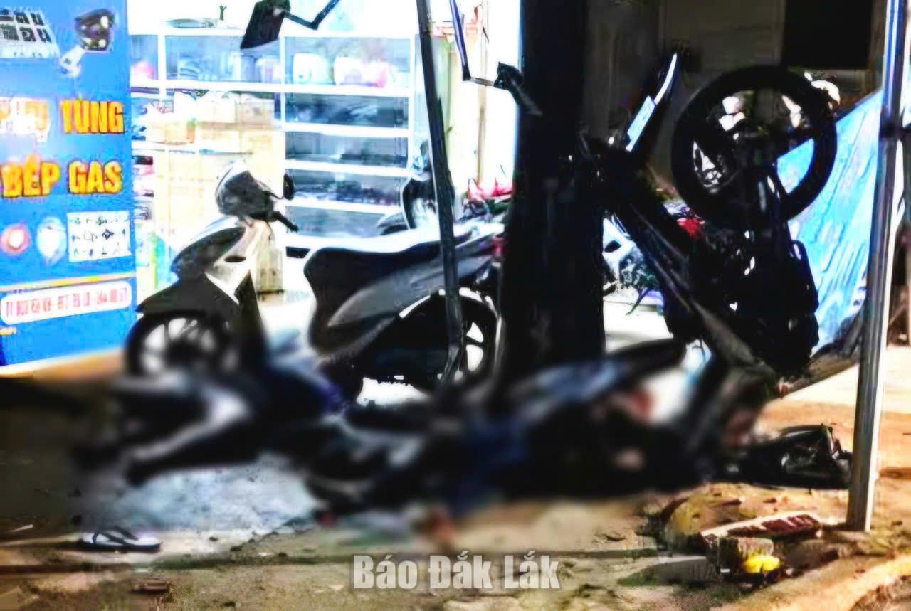 Xe máy mất lái tông vào gốc cây: Nam thiếu niên tử vong tại chỗ 1 Hiện trường vụ tai nạn.