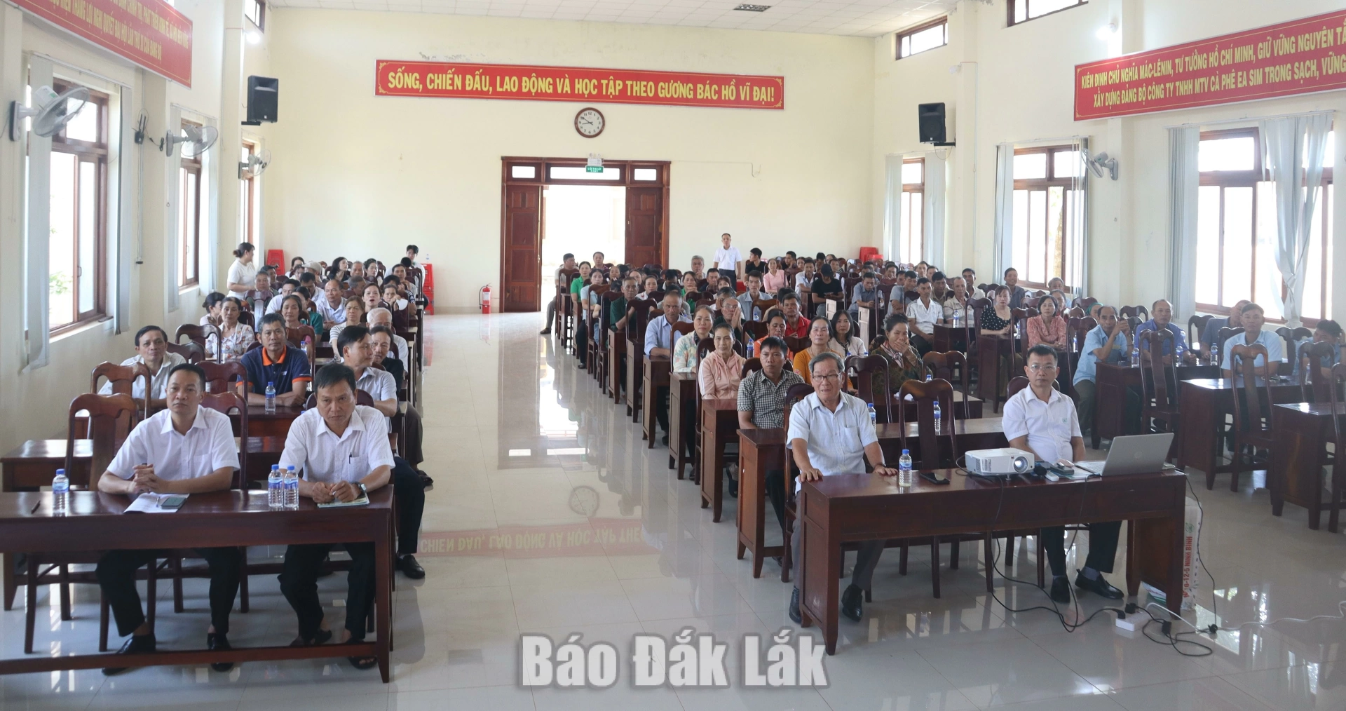 Các đại biểu dự hội nghị.