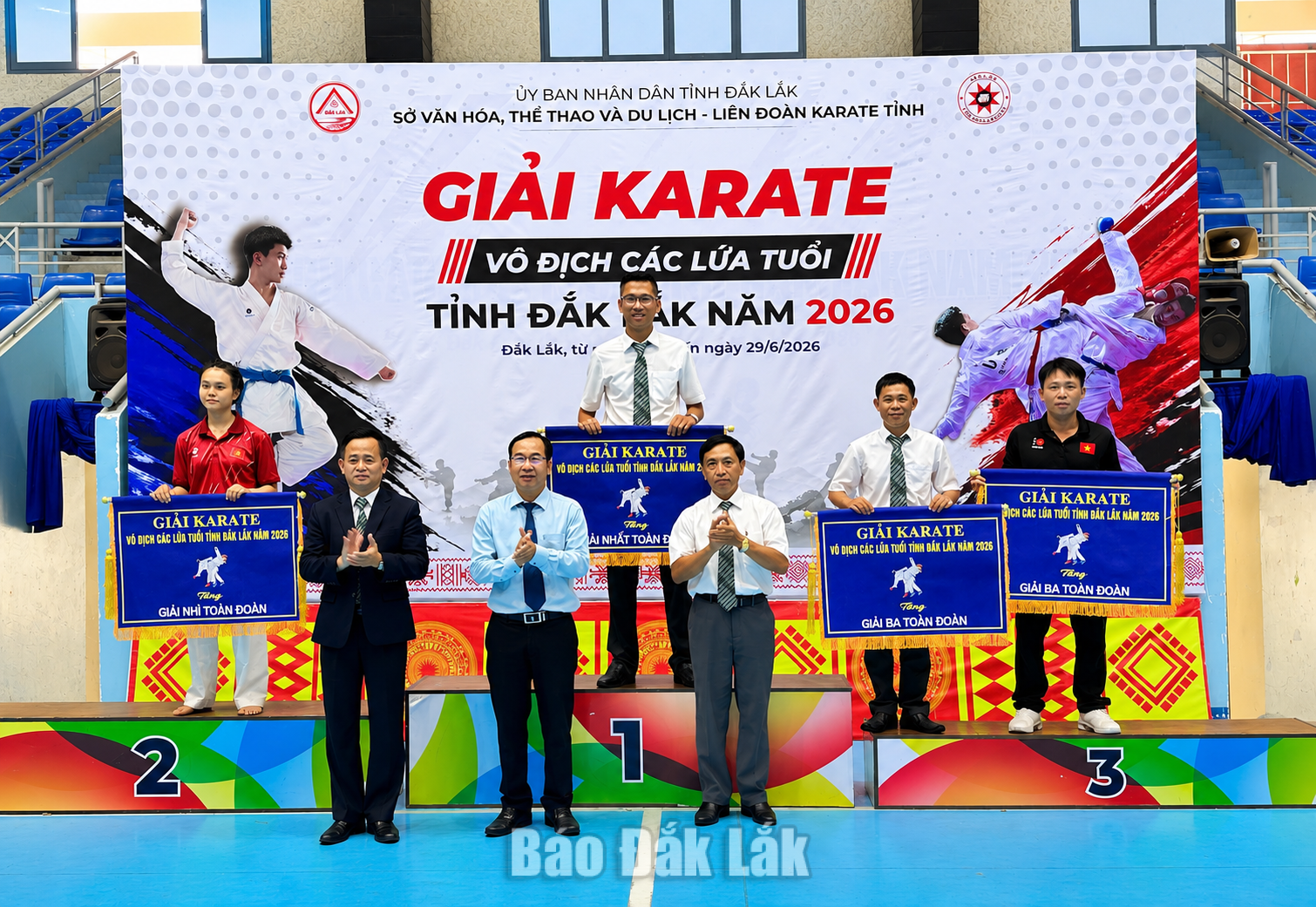 Ban tổ chức trao giải toàn đoàn cho các địa phương.