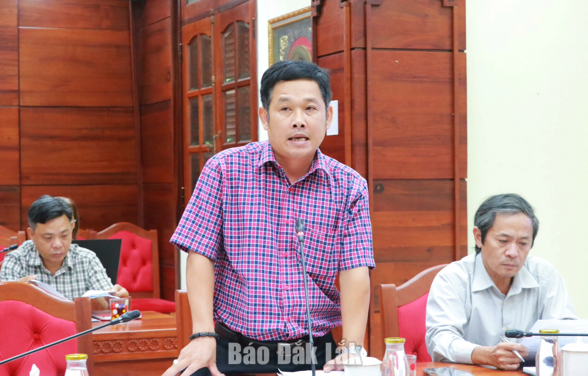 Đại diện Ban quản lý dự án Ea Kar báo cáo về công tác phối hợp triển khai các dự án.