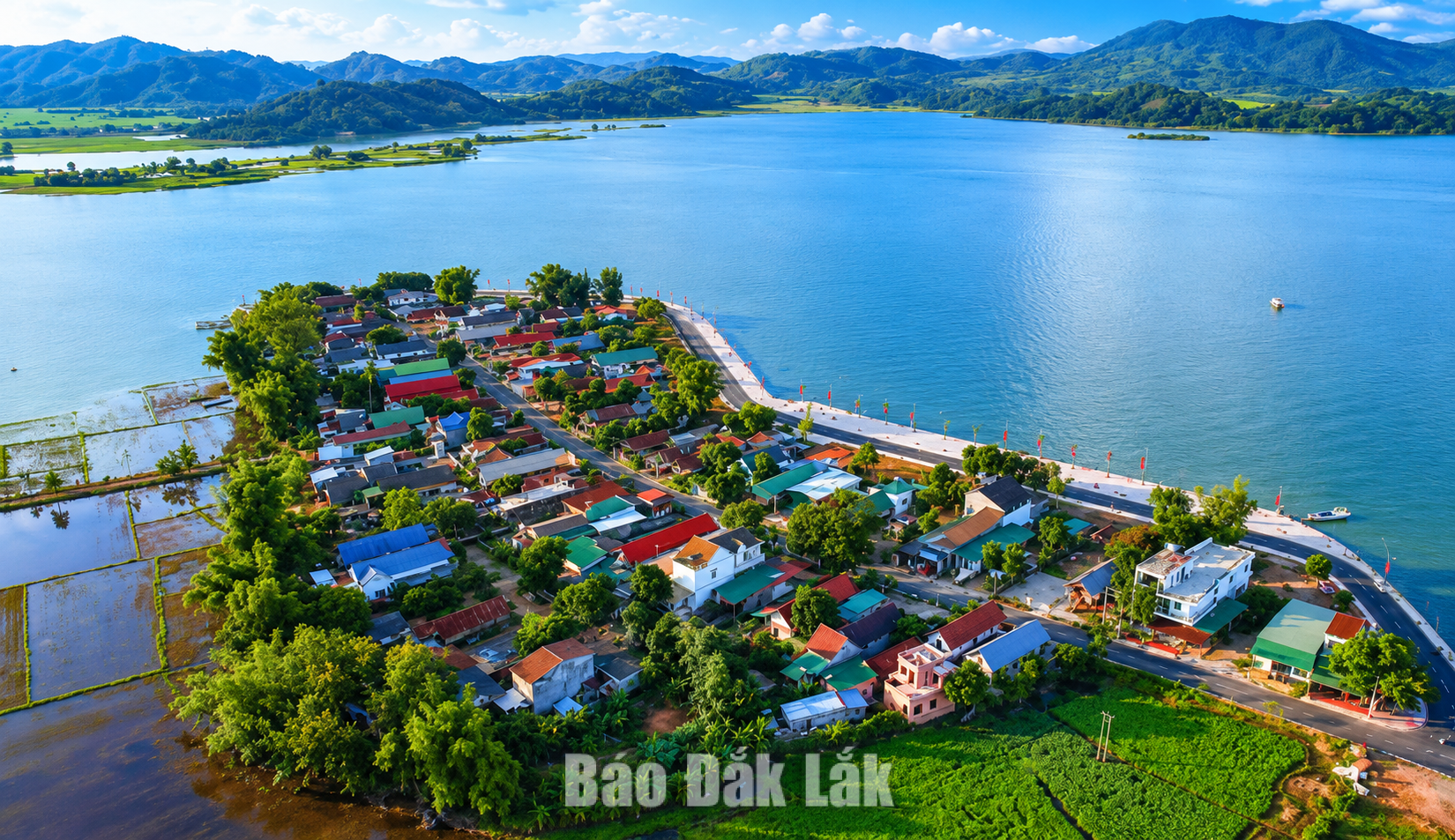 Sắp xếp thôn, buôn ở Liên Sơn Lắk: Tinh gọn bộ máy, giữ bản sắc buôn làng 3 Hồ Lắk bao bọc những buôn làng giàu bản sắc văn hóa của đồng bào M’nông trên địa bàn xã Liên Sơn Lắk. Ảnh: Tuấn Ninh