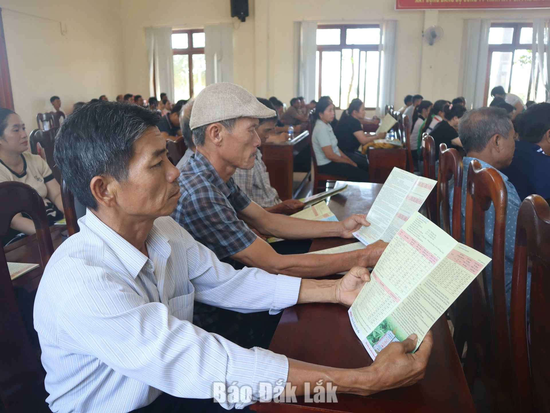 Người dân tìm hiểu thông tin các sản phẩm phân bón của Công ty Cổ phần Phân lân Ninh Bình.