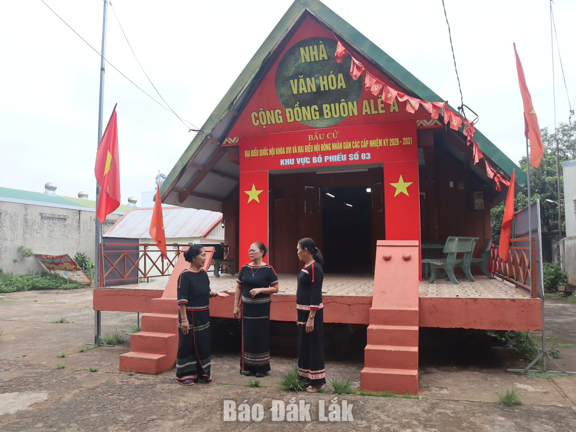 Bà H Bai Knul (ngoài cùng bên trái), người uy tín buôn Alê A, cùng các thành viên Ban tự quản buôn trao đổi công tác tuyên truyền, vận động người dân xây dựng đời sống văn hóa và giữ gìn an ninh trật tự tại địa phương.