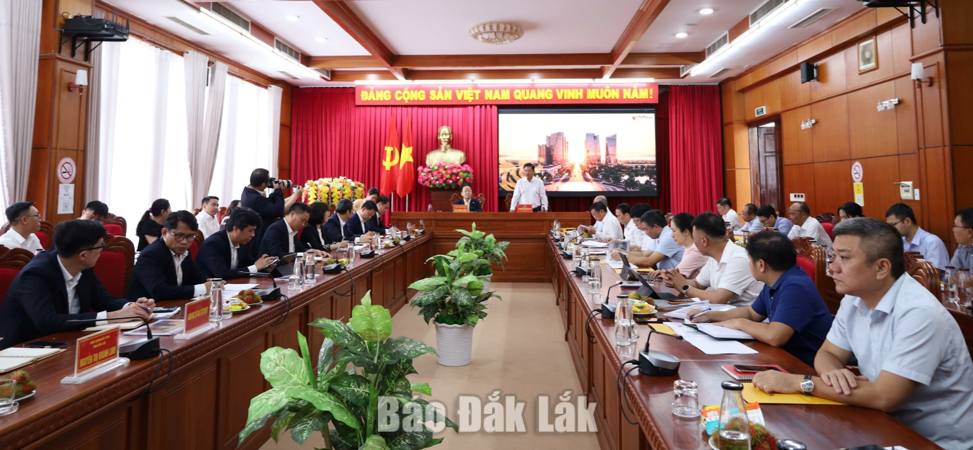 Các đại biểu dự buổi làm việc.