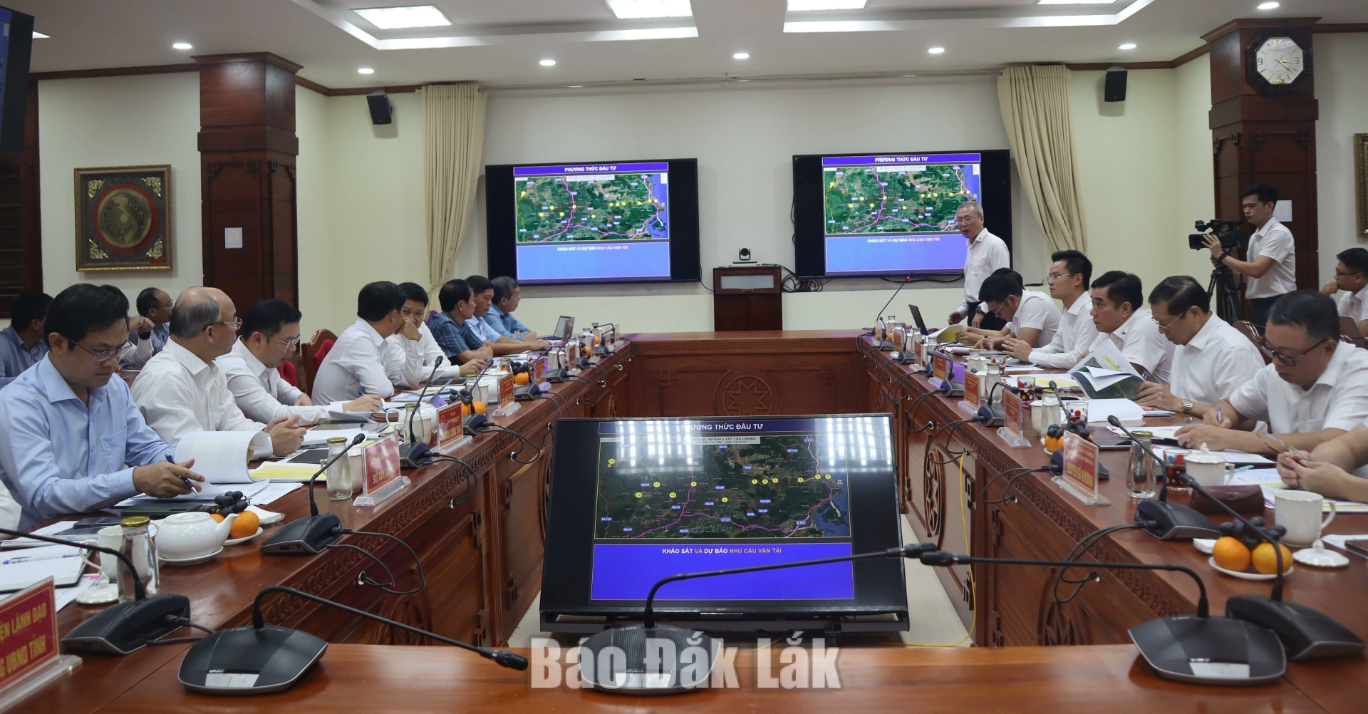 Các đại biểu dự buổi làm việc.
