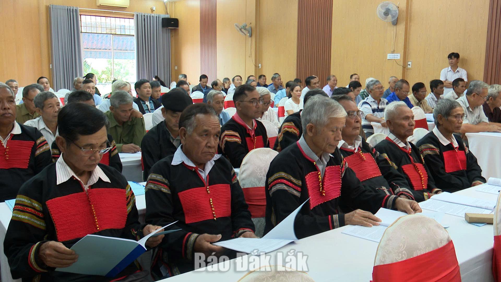 Người uy tín trong vùng đồng bào DTTS tham dự Hội nghị tập huấn bồi dưỡng kiến thức do Sở Dân tộc và Tôn giáo tổ chức.