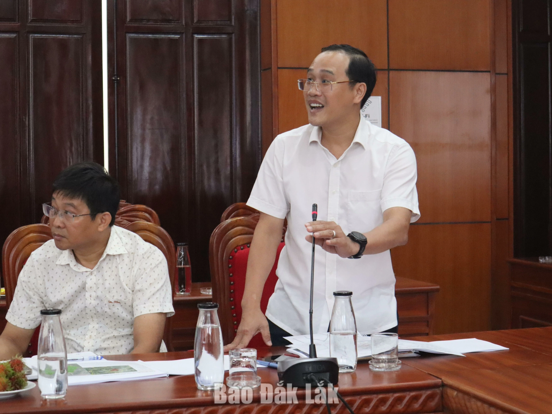 Ông Trần Đức Nhật, Chủ tịch UBND phường Tân Lập, thông tin về hiện trạng quỹ đất và định hướng quy hoạch khu vực dự kiến nghiên cứu đầu tư với đoàn công tác của Tập đoàn T&T.