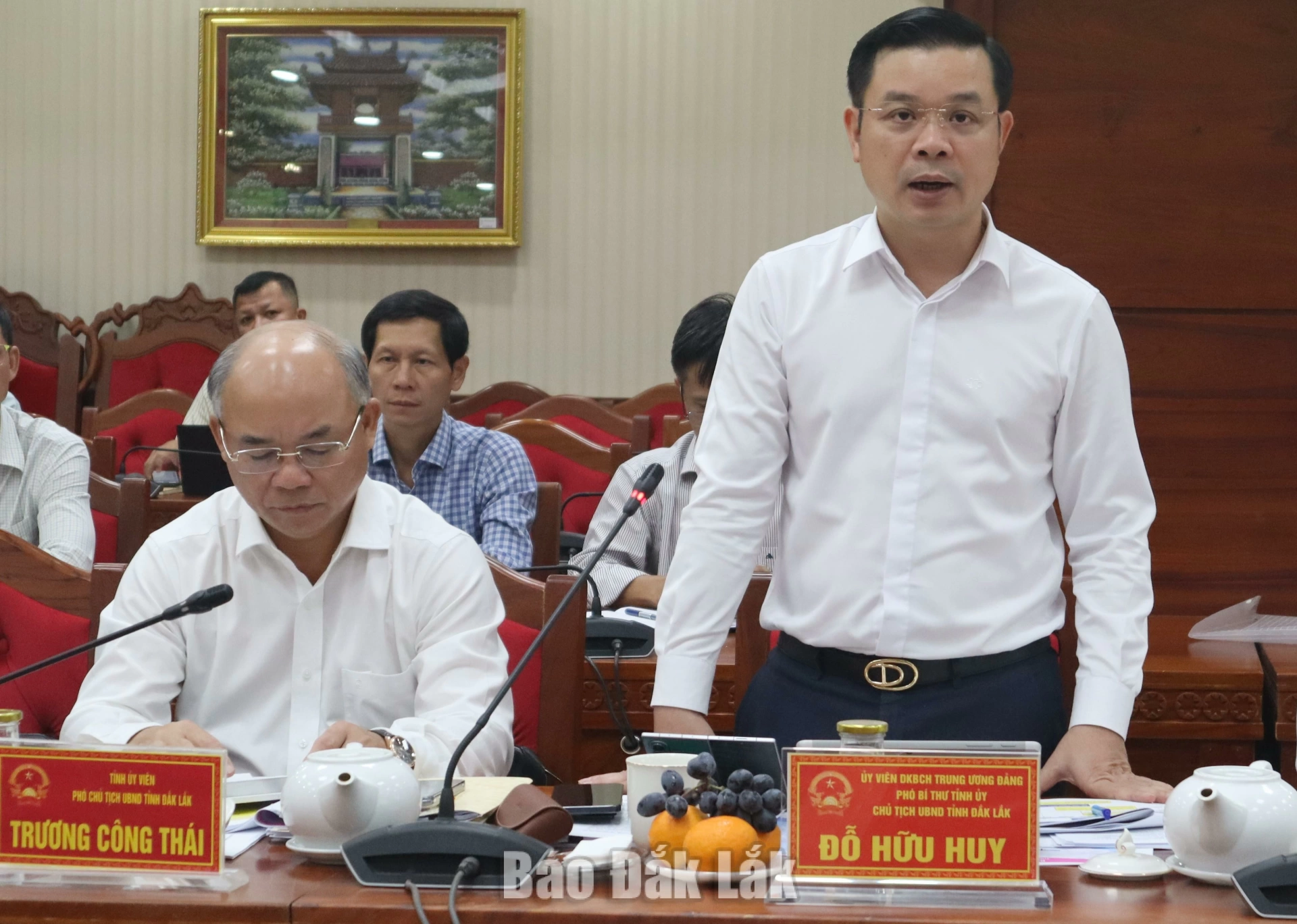 Đồng chí Đỗ Hữu Huy, Ủy viên dự khuyết Trung ương Đảng, Phó Bí thư Tỉnh ủy, Chủ tịch UBND tỉnh trao đổi tại buổi làm việc.