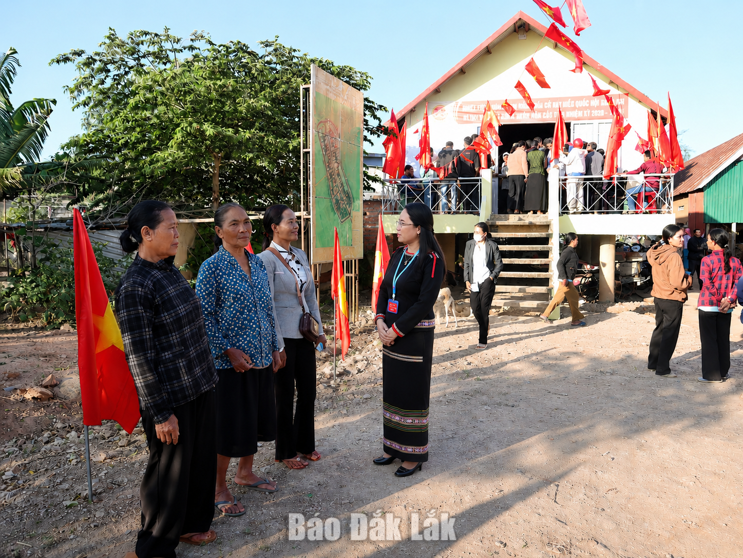 Sắp xếp thôn, buôn ở Liên Sơn Lắk: Tinh gọn bộ máy, giữ bản sắc buôn làng 1 Bà Đào Thị Thanh An, Bí thư Đảng ủy, Chủ tịch HDNĐ xã Liên Sơn Lắk trò chuyện với người dân.