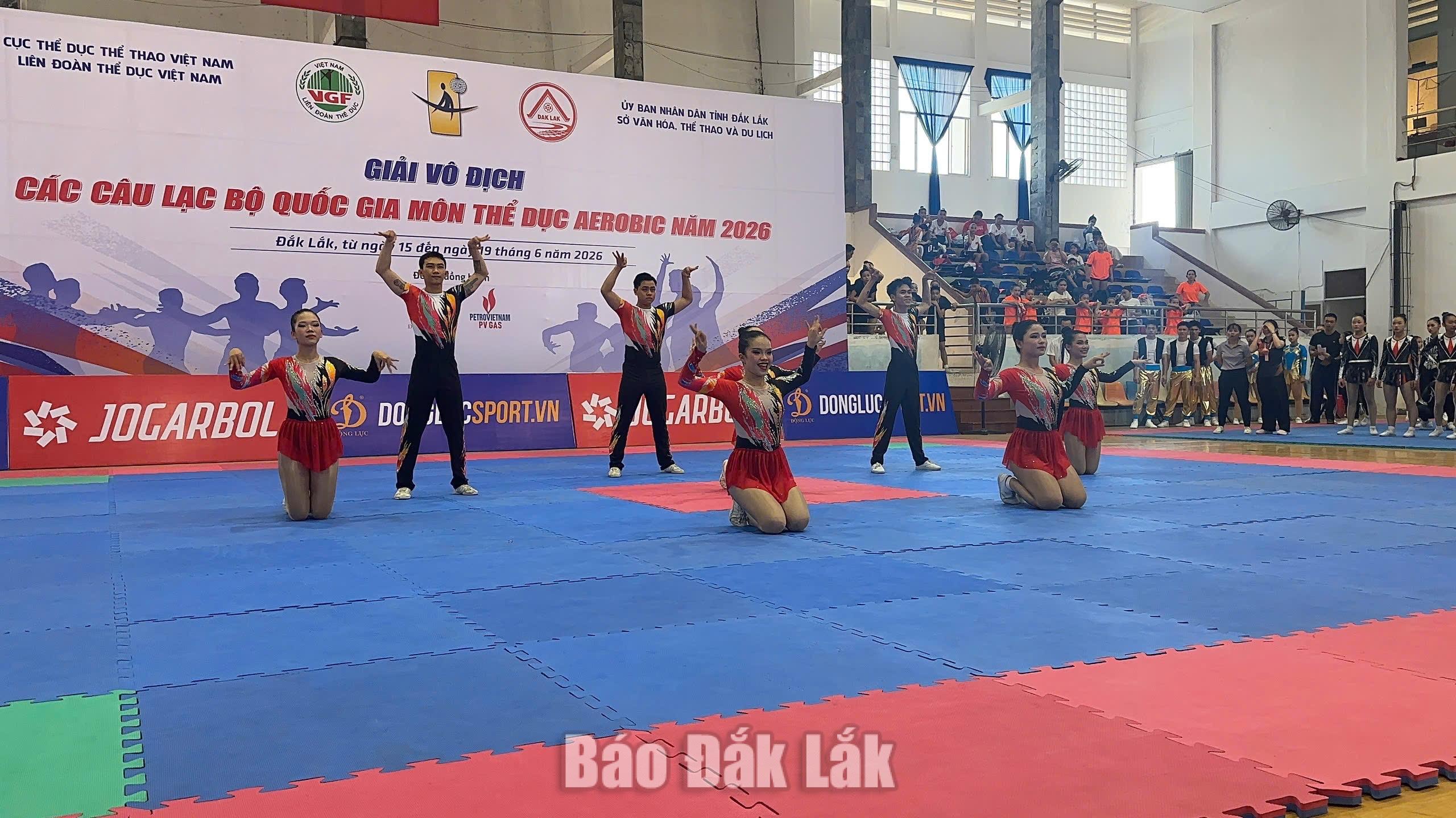 Các VĐV Đoàn Đắk Lắk thi đấu nội dung Aerobic Step.