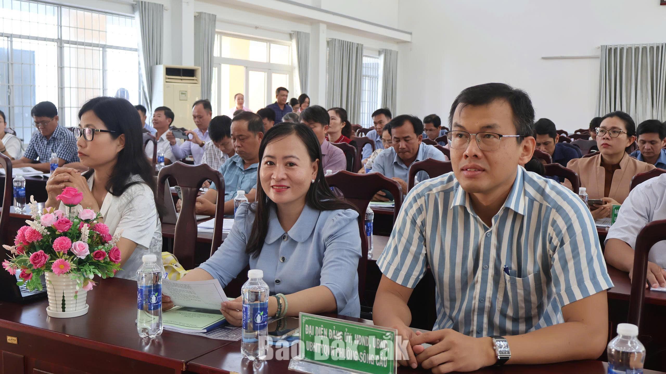 Các đại biểu thamnâng cao nhận thức về Di sản địa chất và Công viên địa chất Phú Yên.  