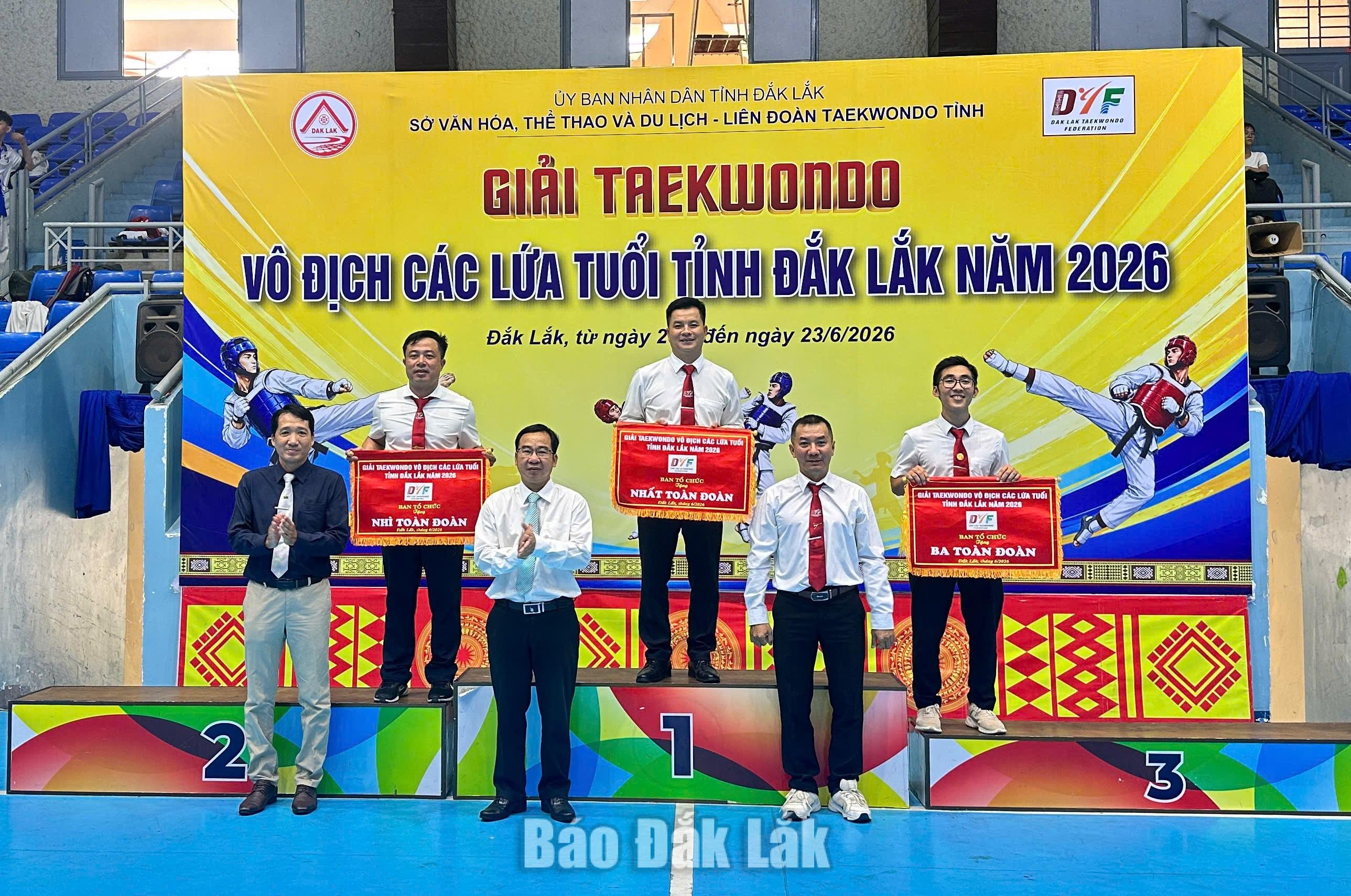 Giải Taekwondo vô địch các lứa tuổi tỉnh Đắk Lắk năm 2026: Ea Súp giành ngôi Nhất toàn đoàn 2 Ban tổ chức trao giải toàn đoàn cho các đơn vị.