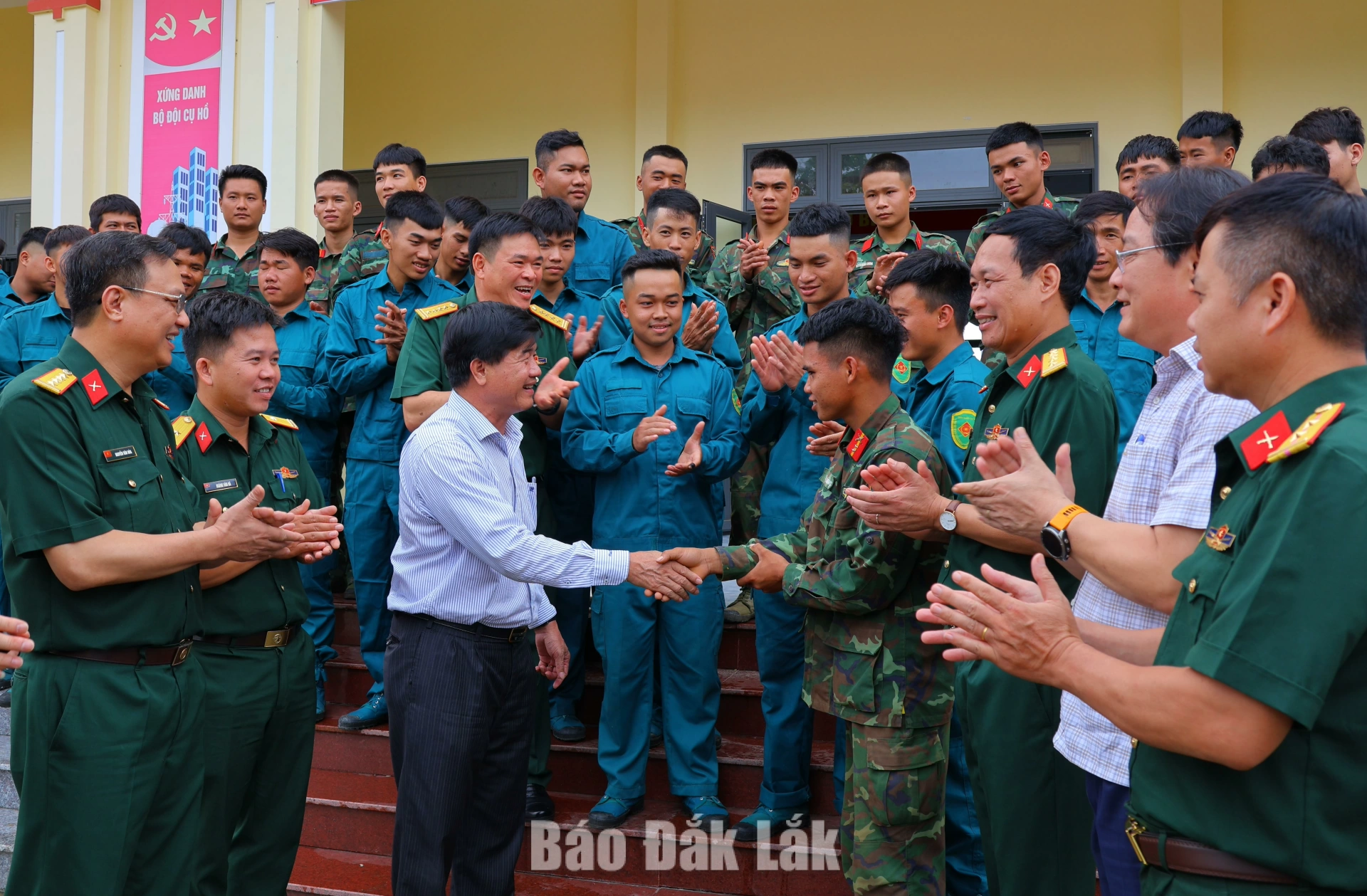 Phó Chủ tịch UBND tỉnh Nguyễn Thiên Văn và lãnh đạo Bộ Chỉ huy Quân sự tỉnh động viên 