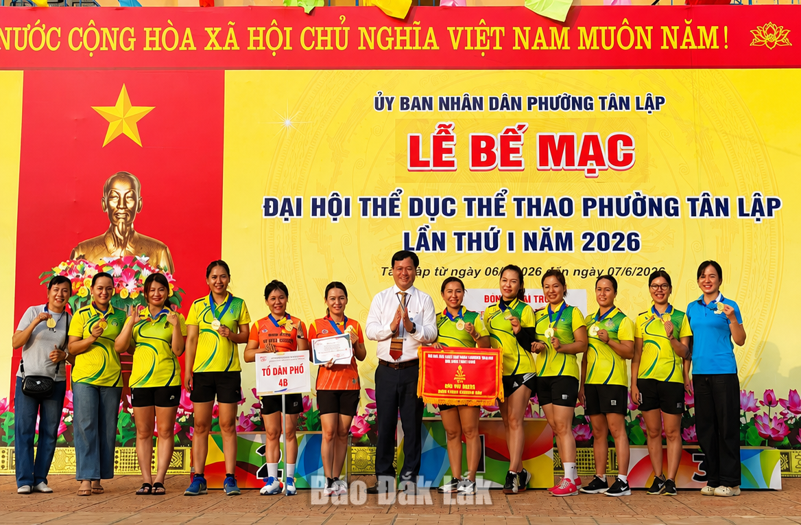 Gần 500 vận động viên tham gia Đại hội TDTT phường Tân Lập lần thứ I năm 2026 2 Ban tổ chức trao thưởng cho đội vô địch môn bóng chuyền nữ.