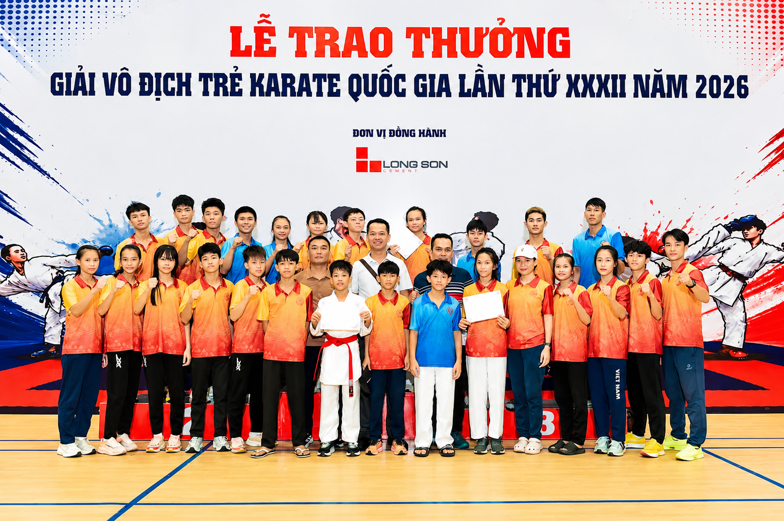 Đội tuyển Karate Đắk Lắk đoạt 10 huy chương tại Giải vô địch trẻ Karate quốc gia 2026 1 Ban huấn luyện, các võ sĩ đội tuyển karate Đắk Lắk tại giải. Ảnh: Văn Bảo