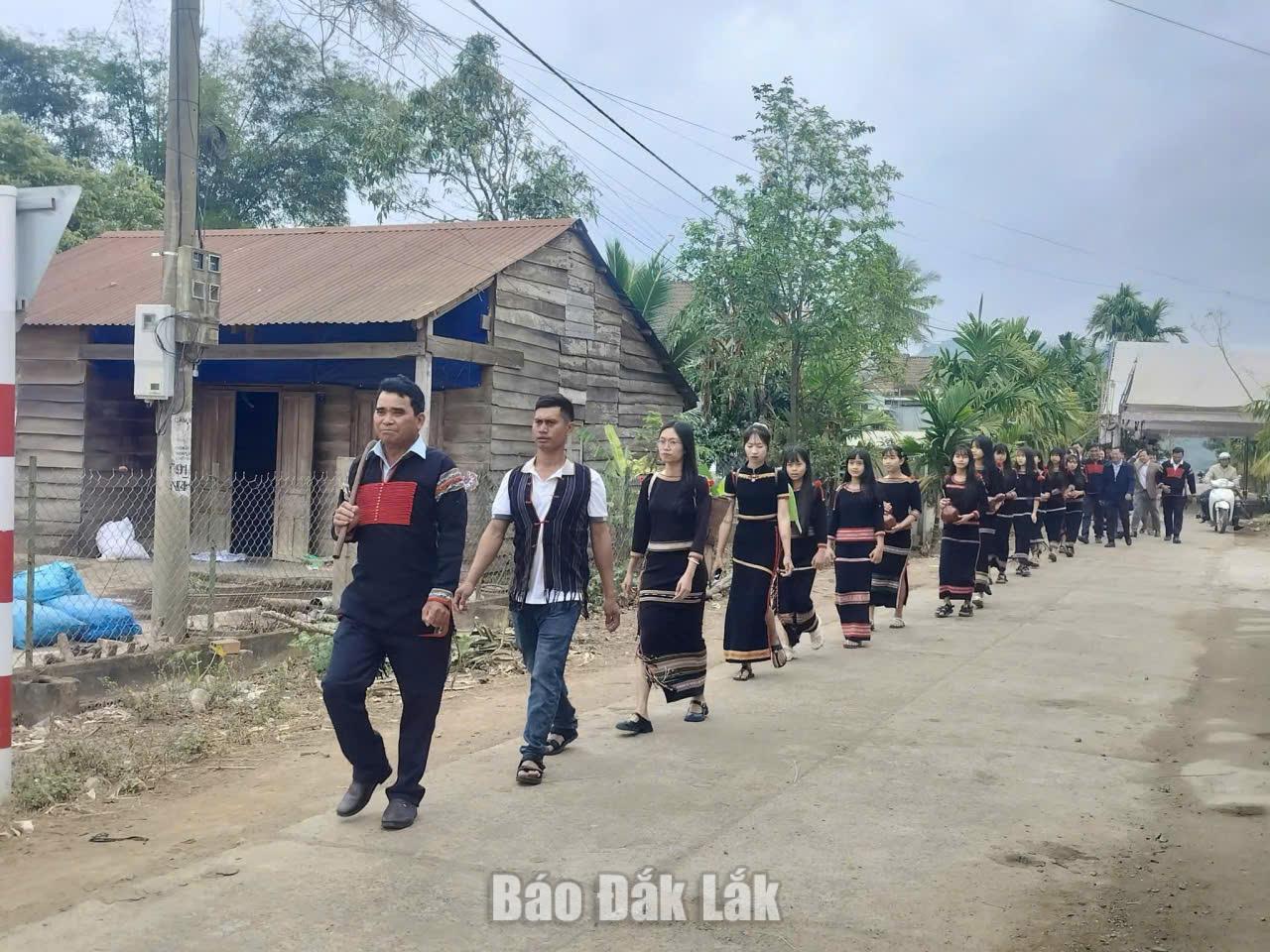 Người dân buôn Cư Păm (xã Dang Kang) thường mang những bộ trang phục truyền thống trong những dịp lễ, hội quan trọng của địa phương.  Ảnh: Khả Lê