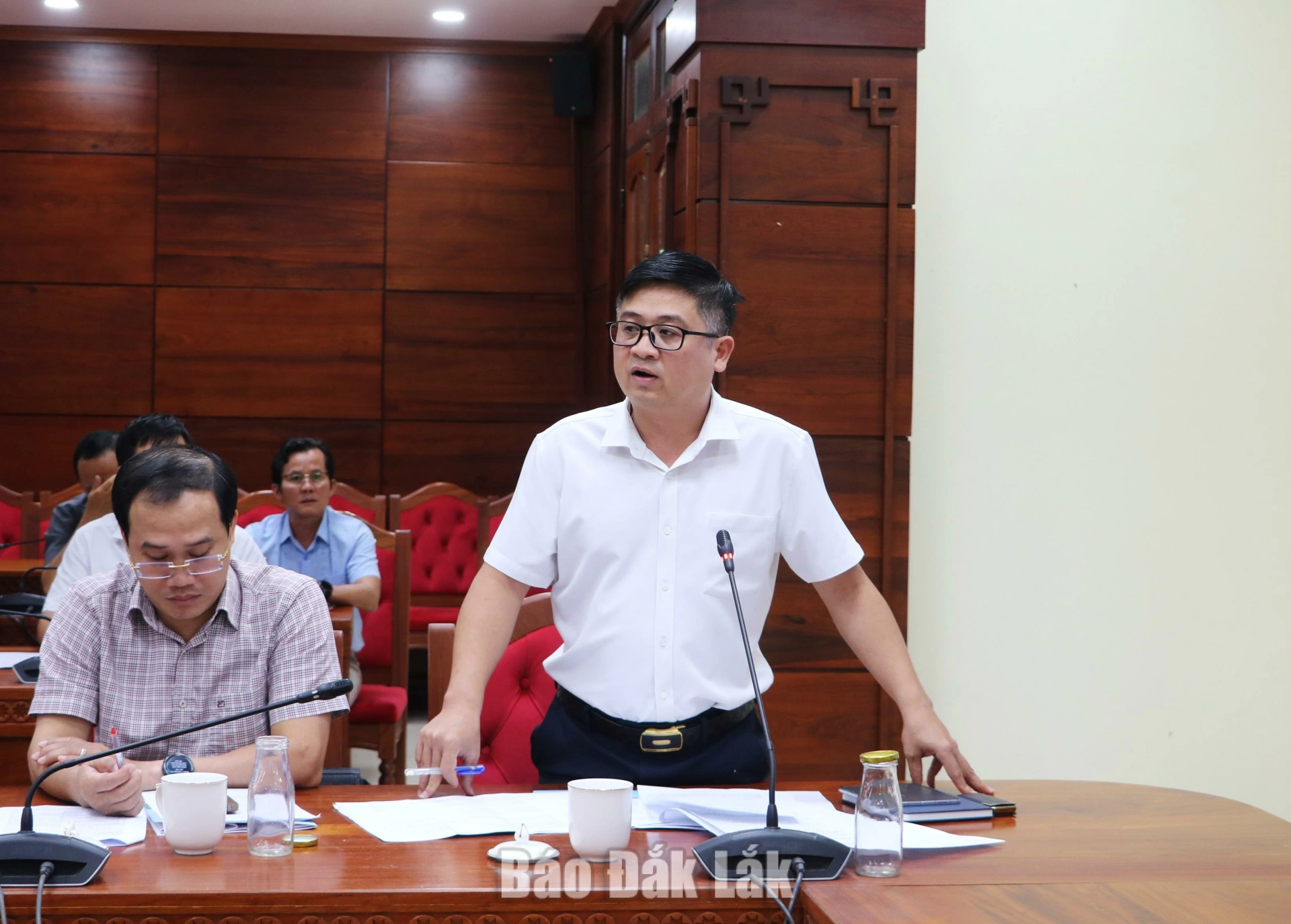 Lãnh đạo UBND phường Buôn Ma Thuột báo cáo tình hình giải phóng mặt bằng trên địa bàn phường.