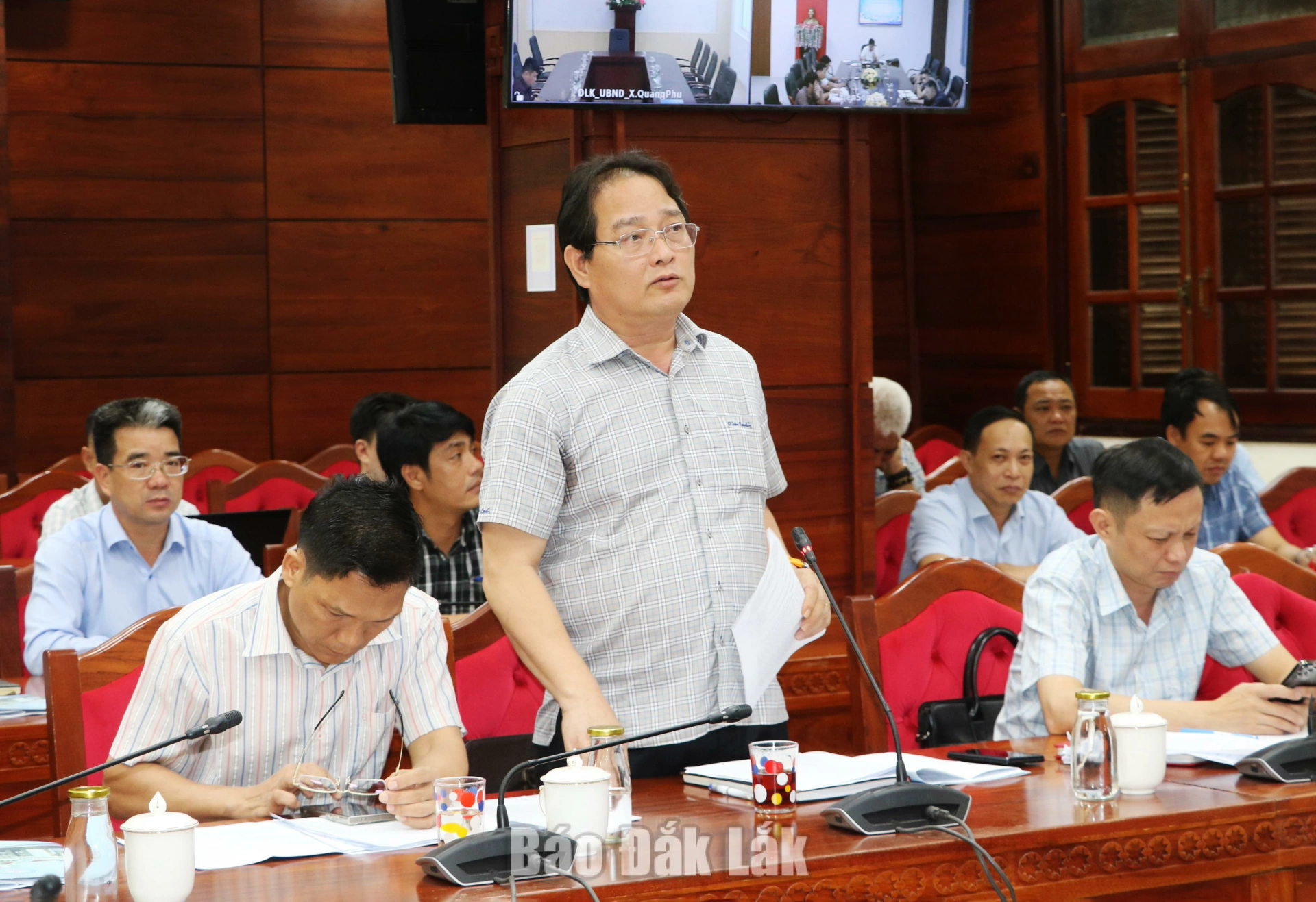 giám đốc Ban Nguyễn Quốc Đồng báo cáo tiến độ và các khó khăn, vướng mắc của các dự án do Ban phụ trách.