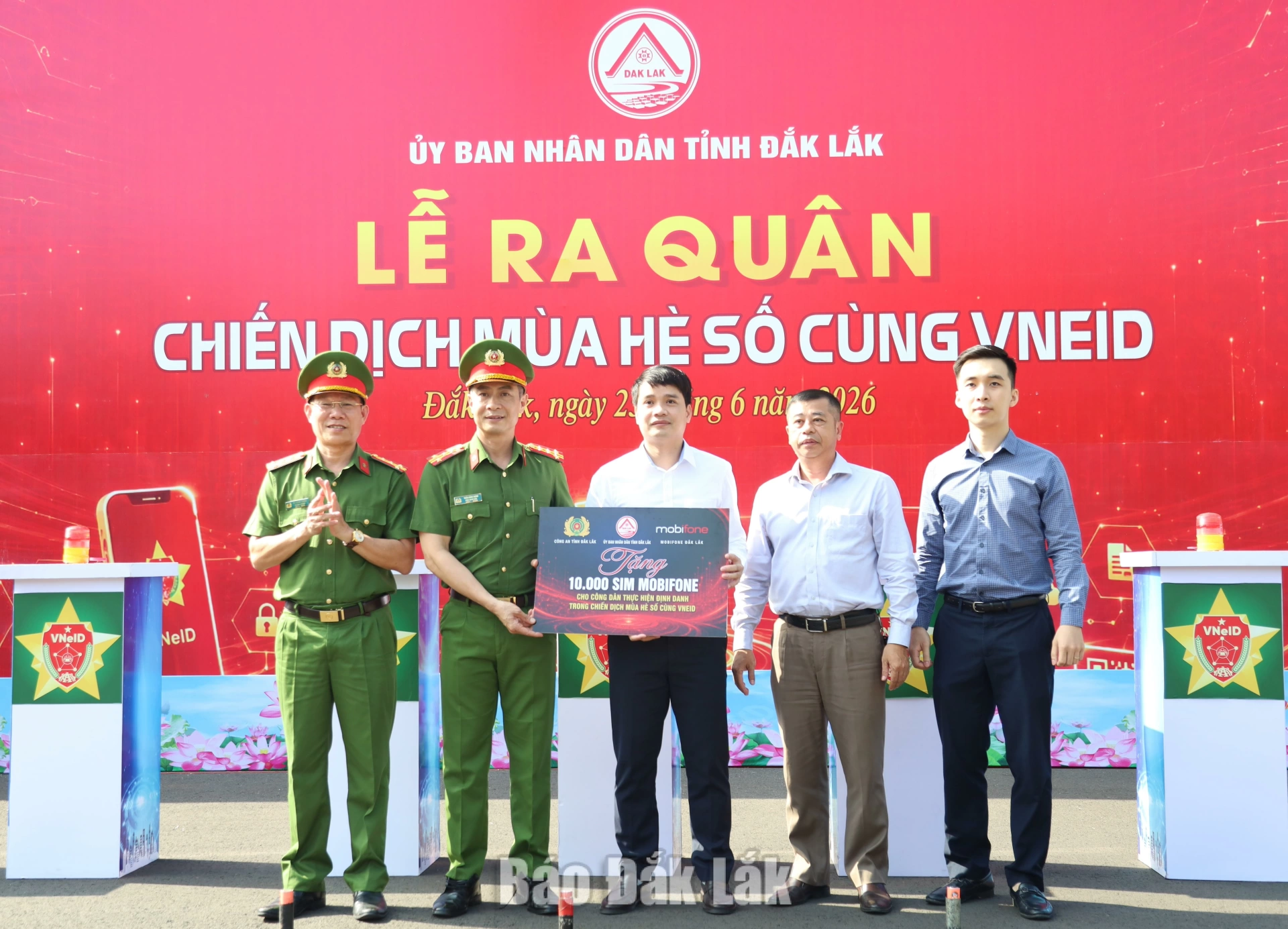 Ra quân hỗ trợ người dân kích hoạt VNeID, thực hiện Đề án 06 6 Đại diện MobiFone Đắk Lắk tặng 100 thẻ sim