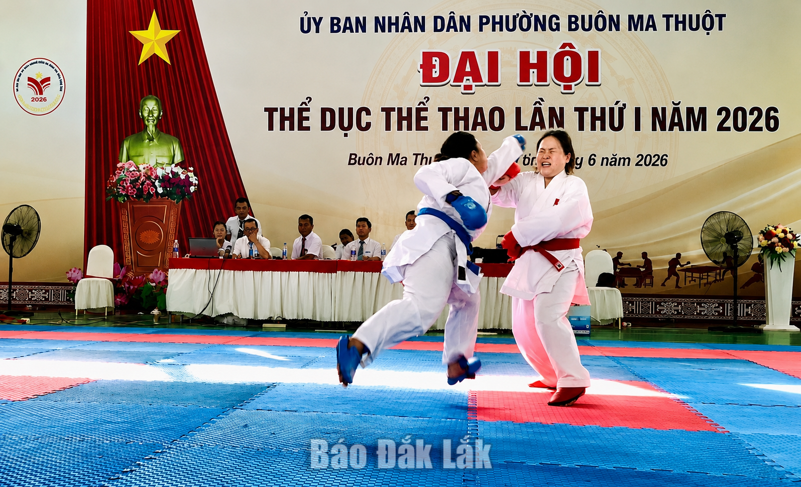 Vận động viên thi đấu môn karate.