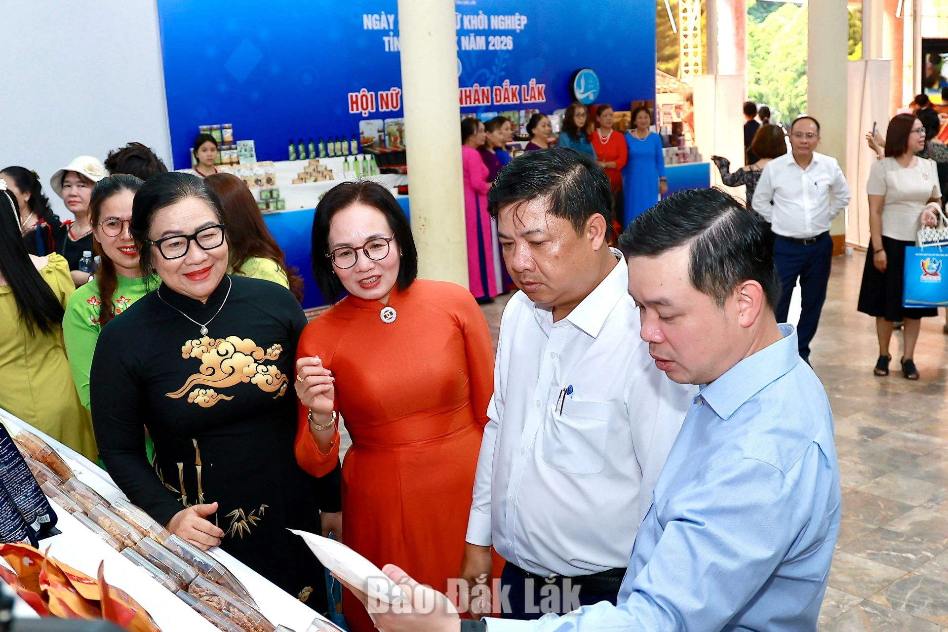 Các đại biểu tham quan gian hàng trưng bày sản phẩm.