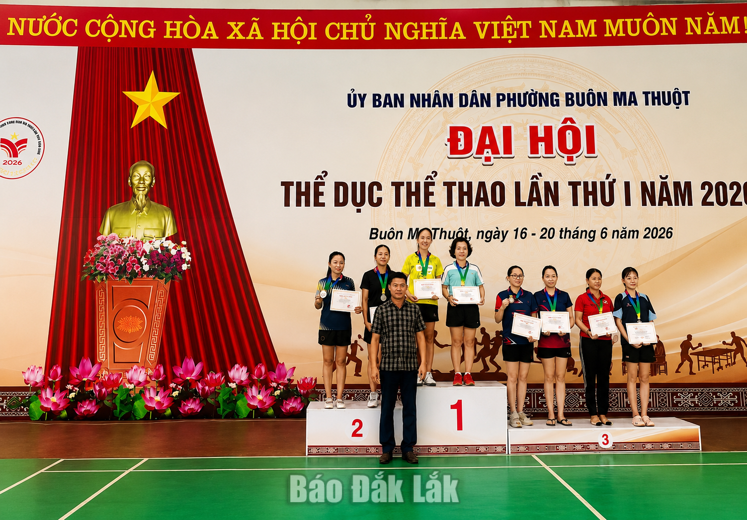 Ban tổ chức trao thưởng cho các vận động viên đoạt thành tích cao ở môn bóng bàn.