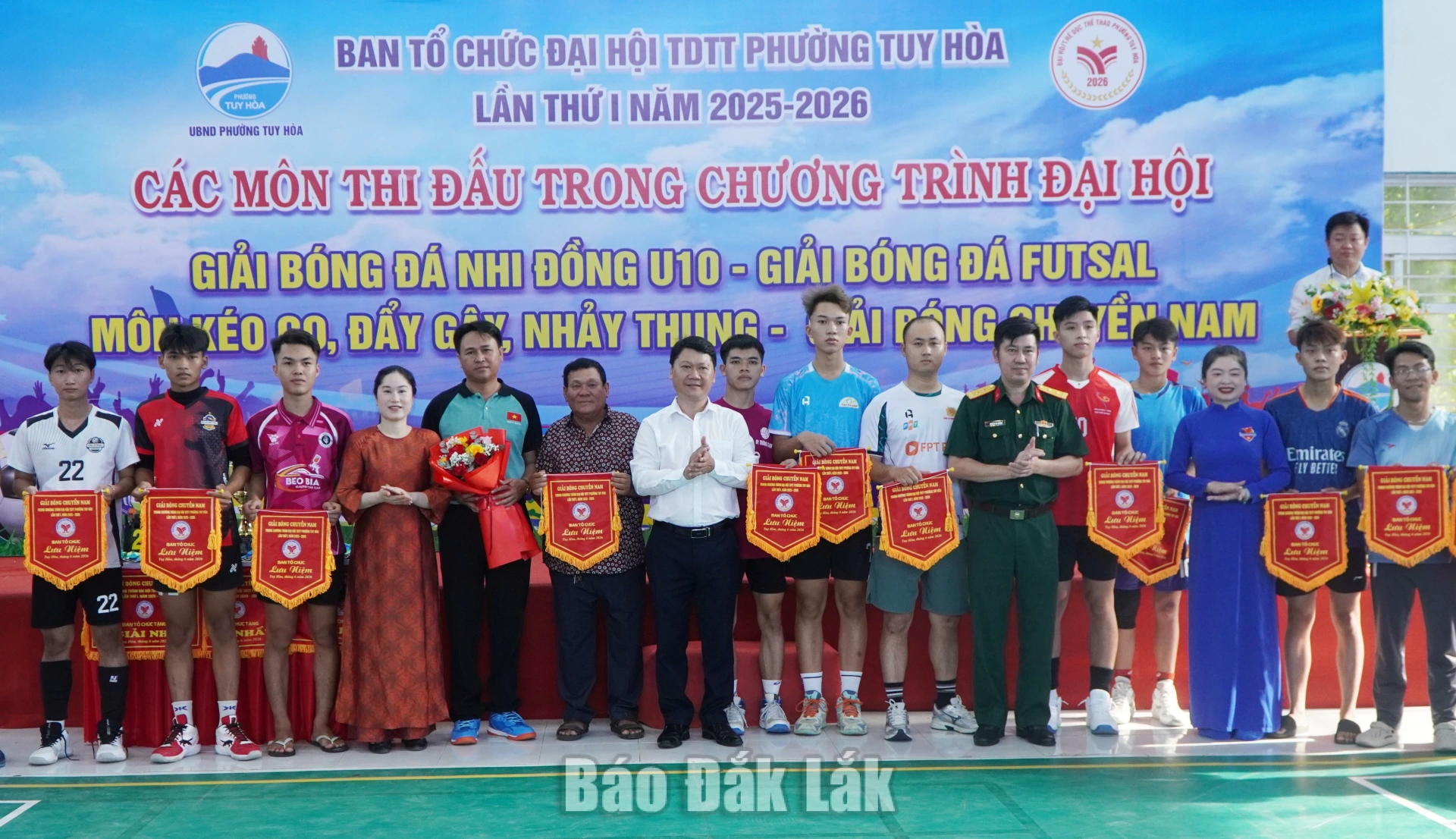 Ban tổ chức tặng cờ lưu niệm cho các đội tham gia giải.